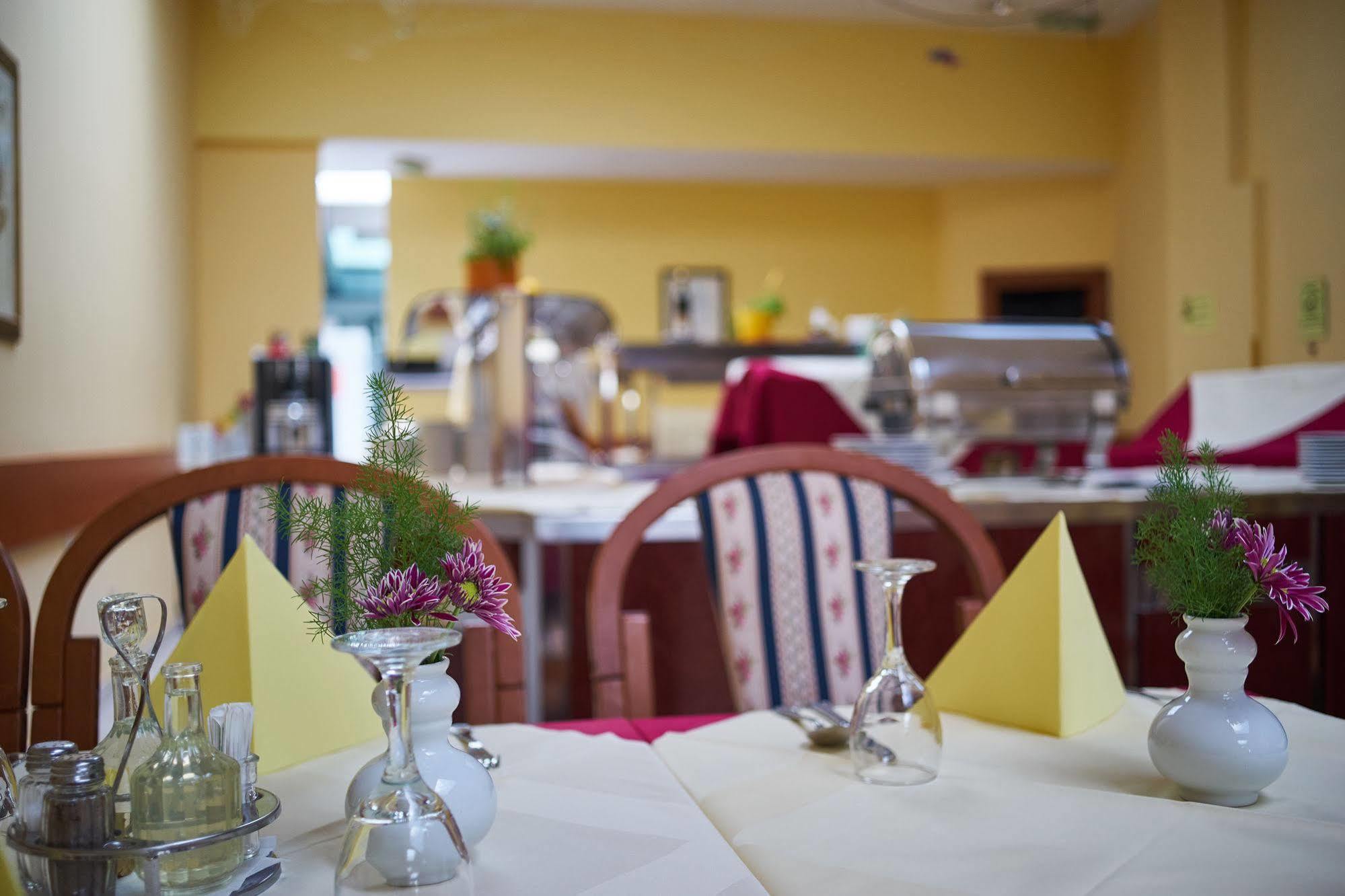 Hotel Vila Ruzica- Glavna Zgrada I Depandanse Crikvenica Bagian luar foto