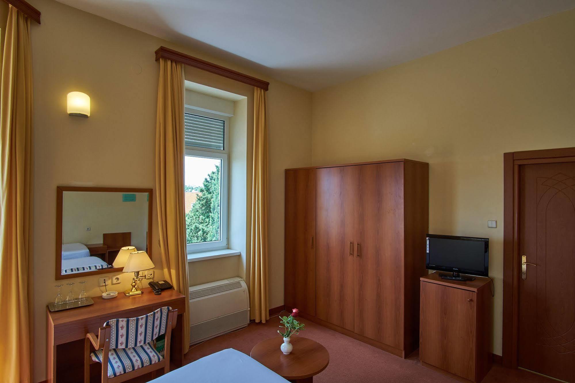 Hotel Vila Ruzica- Glavna Zgrada I Depandanse Crikvenica Bagian luar foto